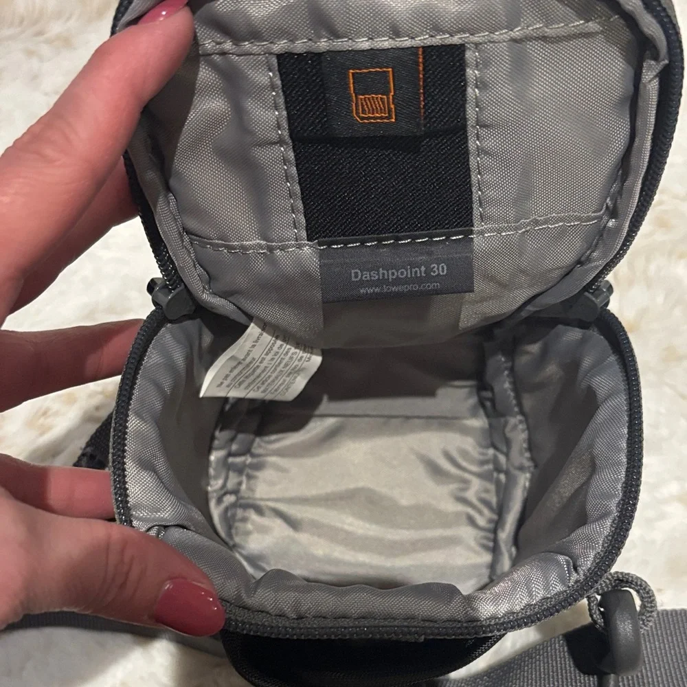 Lowepro Dashpoint 30 Compact Camera Pouch with Adjustable Strap - Picture 4 of 5